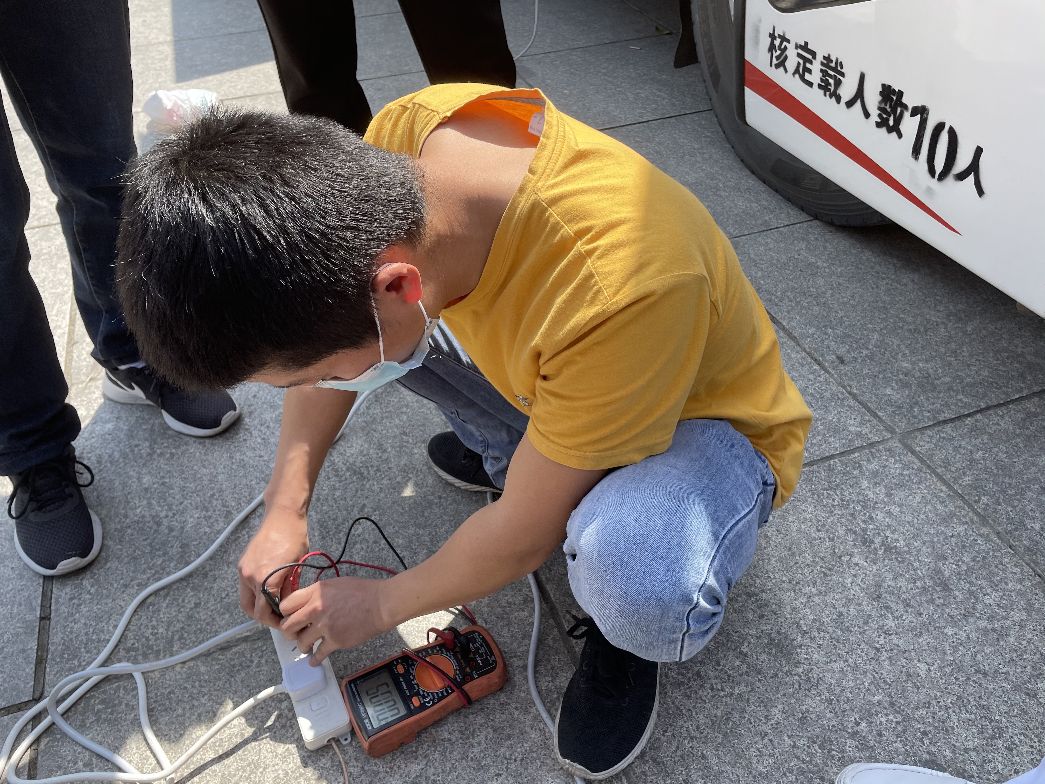 ky开元正能量：职工抢修献血车，好人好事成风景！